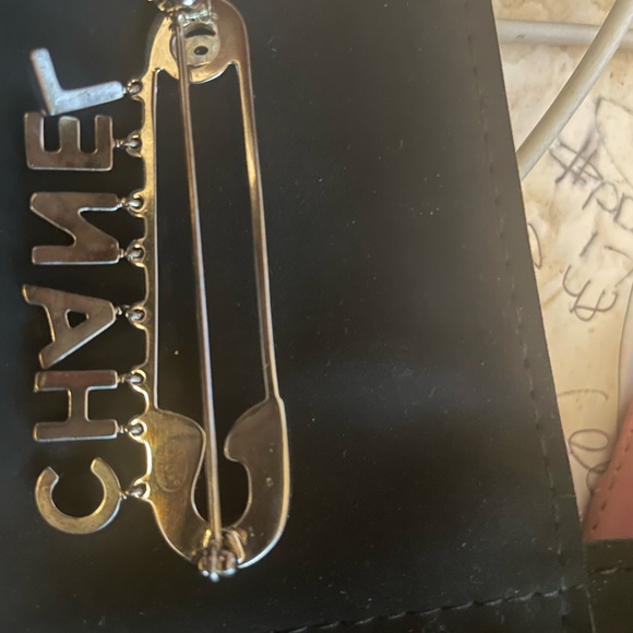CHANEL Safety Pin Brooch - Made in Italy -never worn - Picture 4 of 6